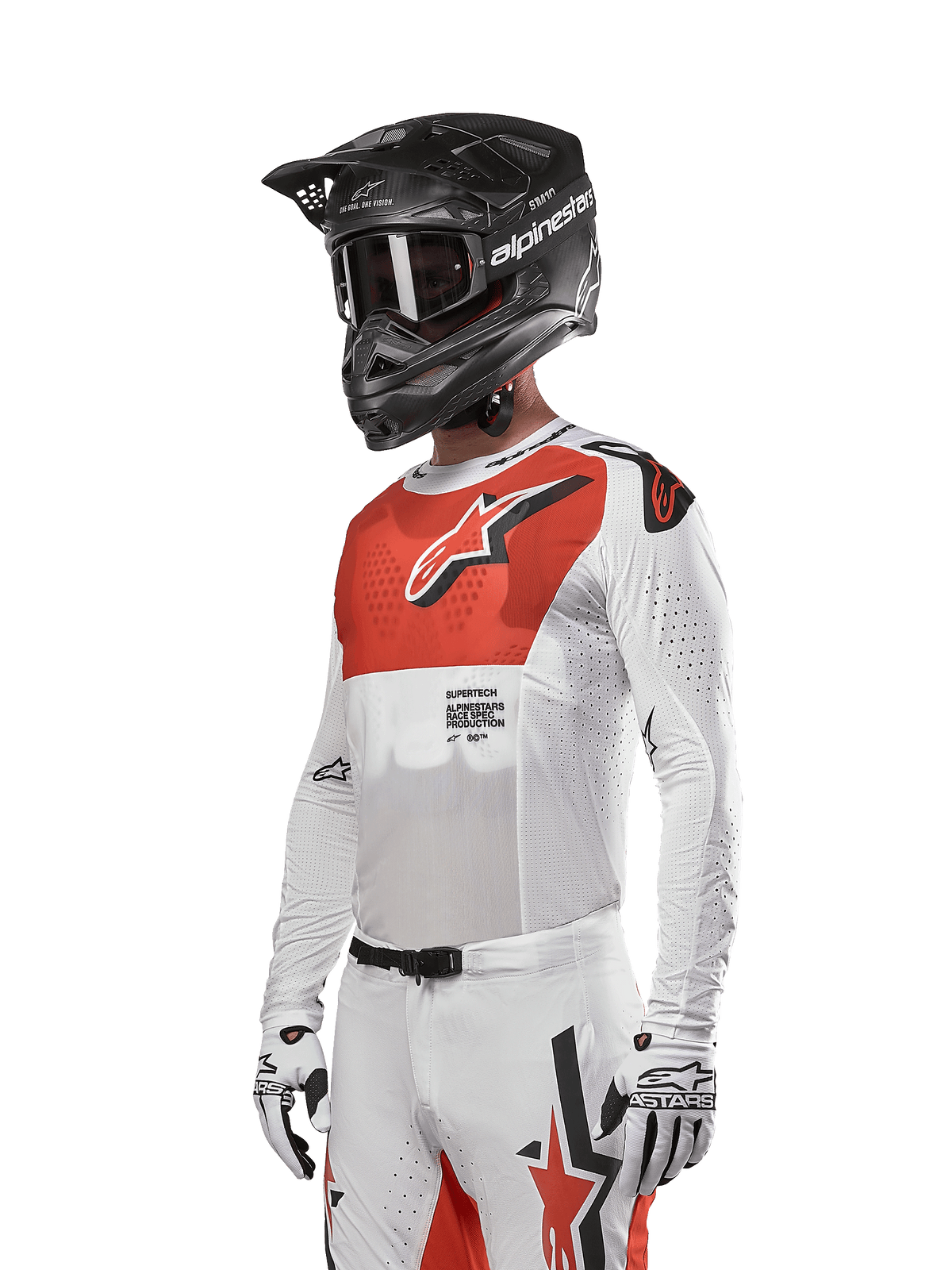 Alpinestars 2024 Supertech Ward-tröja, motocrosströja, vit och Hot Orange, röd bröstpanel med vit stjärnlogotyp, långa ärmar med laserskurna perforeringar, bärs med en svart hjälm och vita handskar, atletisk race-passform