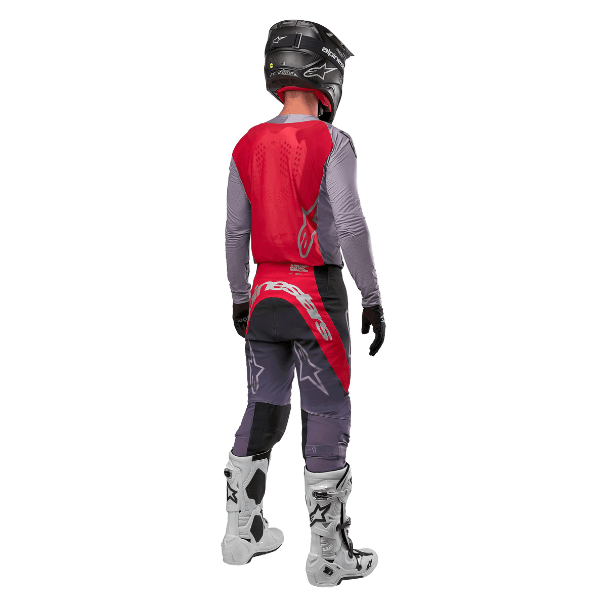 Alpinestars 2024 Supertech Dade-tröja, motocrosströja, Iron Red Berry och grå, ryggvy på en förare, med en röd ryggpanel med grå logotyp och grå ärmar, bärs med matchande grå och röda racingbyxor, vita stövlar och en svart hjälm, professionell terrängutrustning.