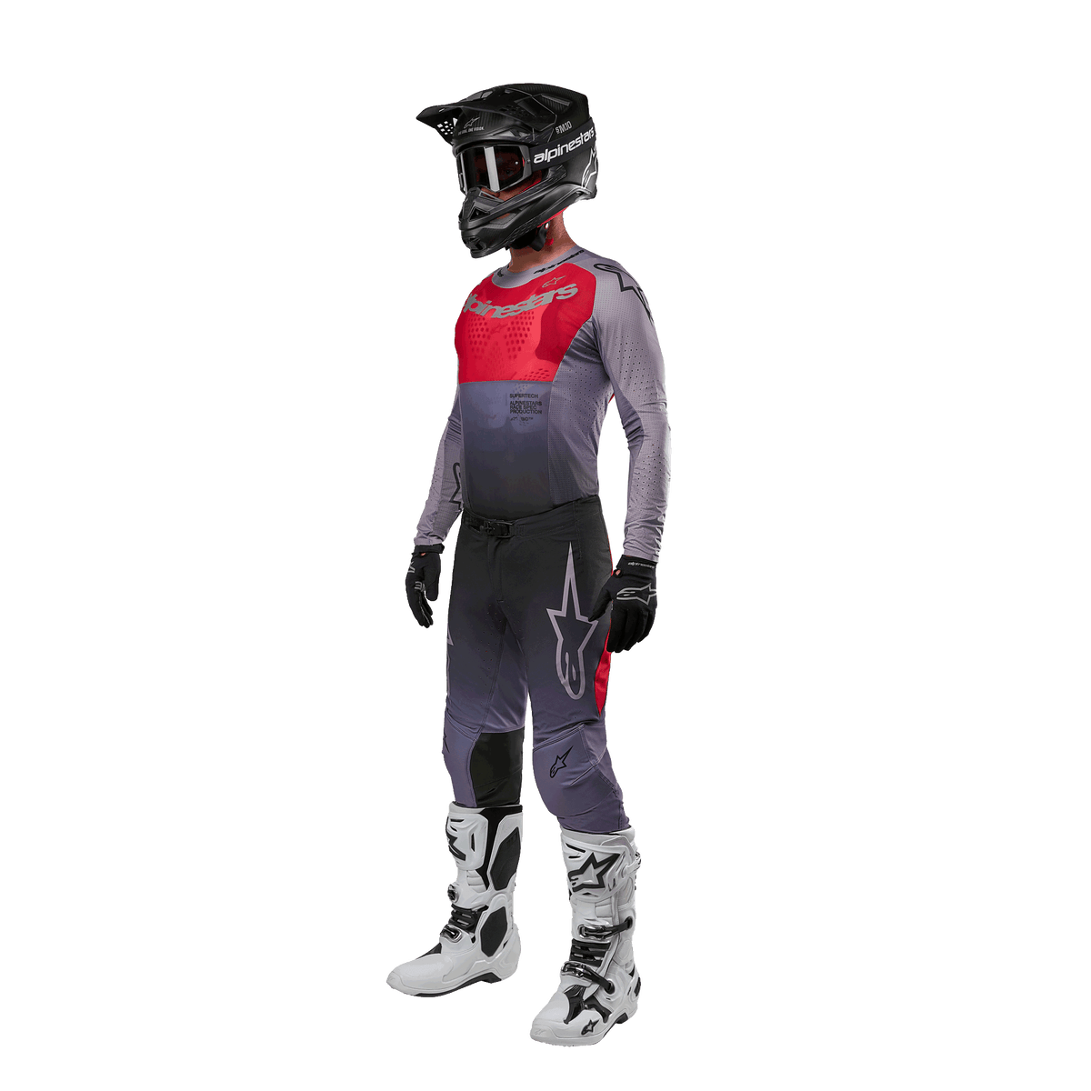 Motocrossförare i komplett racingutrustning, Alpinestars 2024 Supertech Dade Jersey i Iron Red Berry och grått, matchande grå byxor med röda detaljer, svart hjälm med goggles, vita och svarta stövlar, svarta handskar, koordinerad outfit för terrängkörning