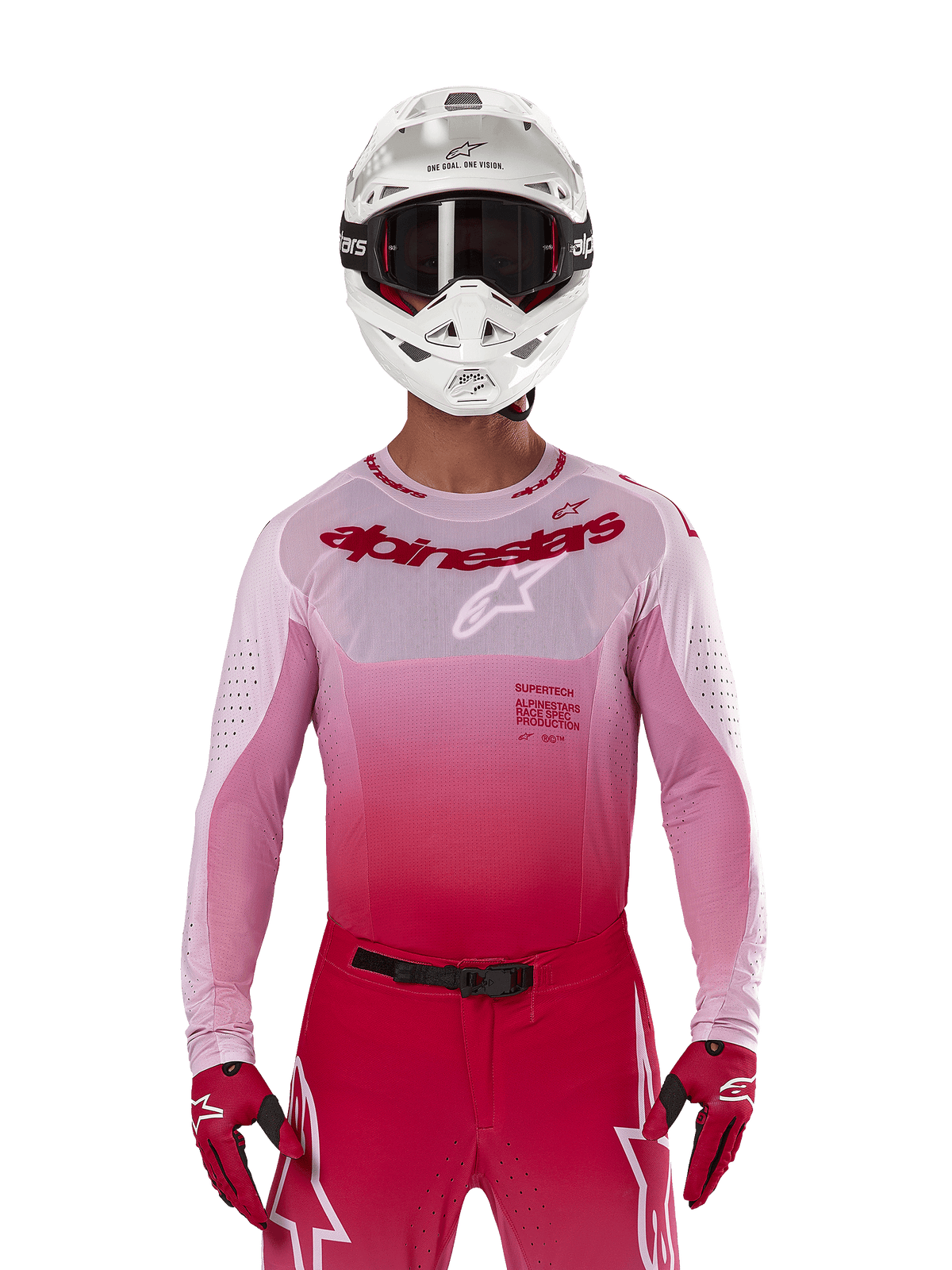 Motocrossförare i Alpinestars 2024 Supertech Dade-tröja i Red Berry Lilac, matchande byxor, vit hjälm med svarta goggles och röda handskar, koordinerad professionell racingutrustning med rosa och röda gradienttoner