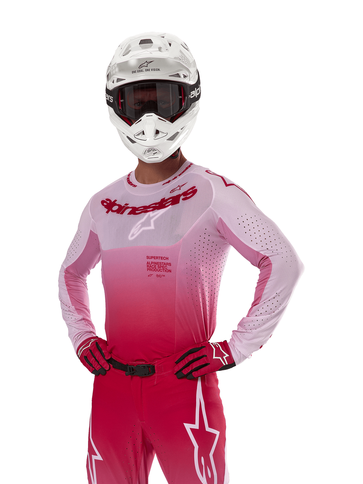 Alpinestars 2024 Supertech Dade-tröja, motocrossutrustning, Red Berry Lilac gradient-design, långärmad tröja med laserskurna perforeringar, förare med vit hjälm och matchande röda handskar och byxor, professionellt motocross-kit på vit bakgrund