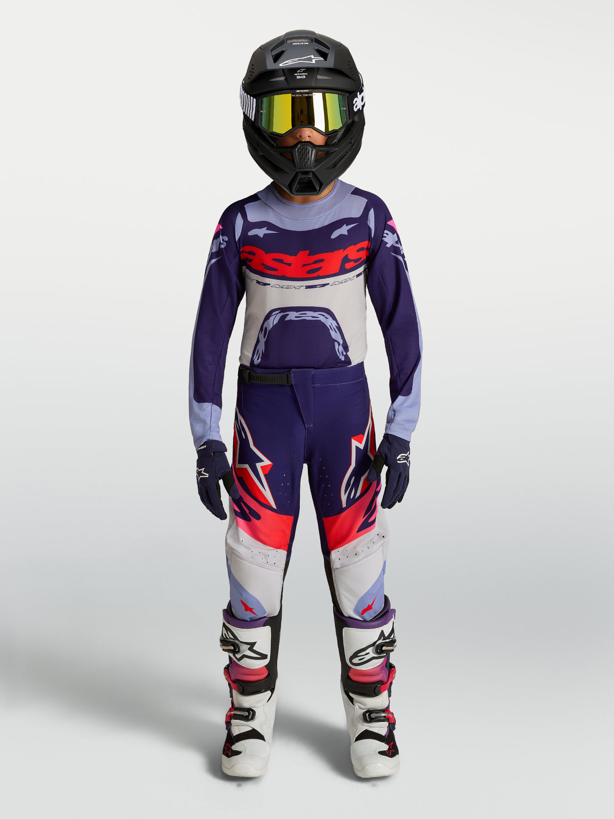 Alpinestars 2027 ungdom Supertech Dyna tröja och klädset, lila och vit motocrossutrustning med hjälm och stövlar.