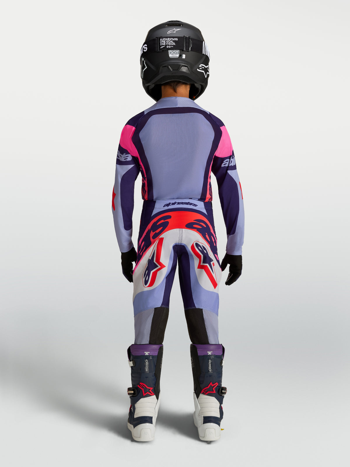 Alpinestars Ungdom Supertech Dyna Gear Set, lila och rosa motocrossutrustning med stretchmesh-tröja, bärs av modell bakifrån.