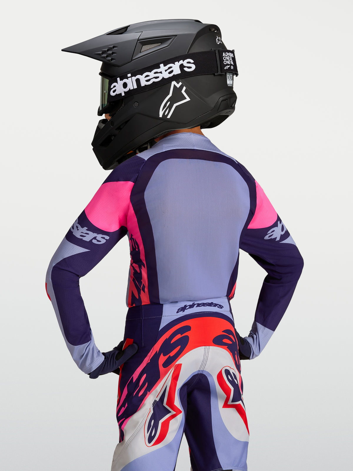 Alpinestars 2027 Supertech Dyna ungdomströja, lila och rosa motocrosströja i stretchmesh, vy bakifrån på modell.