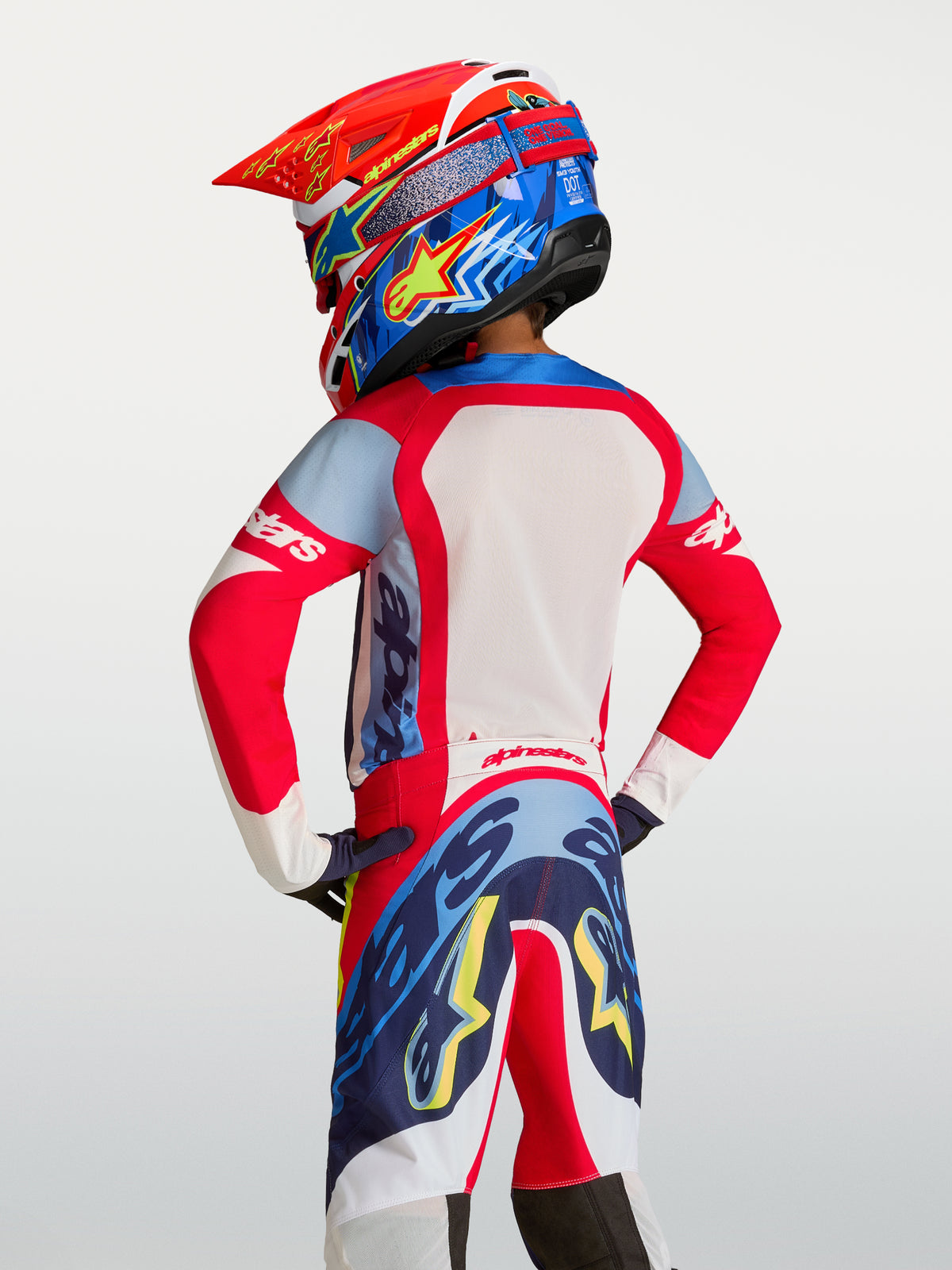 Alpinestars 2027 Ungdom Supertech Dyna tröja, röd och marinblå motocrosströja i mesh, vy bakifrån på förare.
