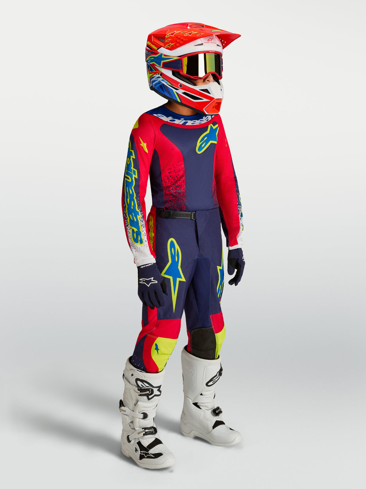 Alpinestars ungdom Fluid Drag utrustningsset, mörkblå och röd motocrossutrustning för barn med vita stövlar.