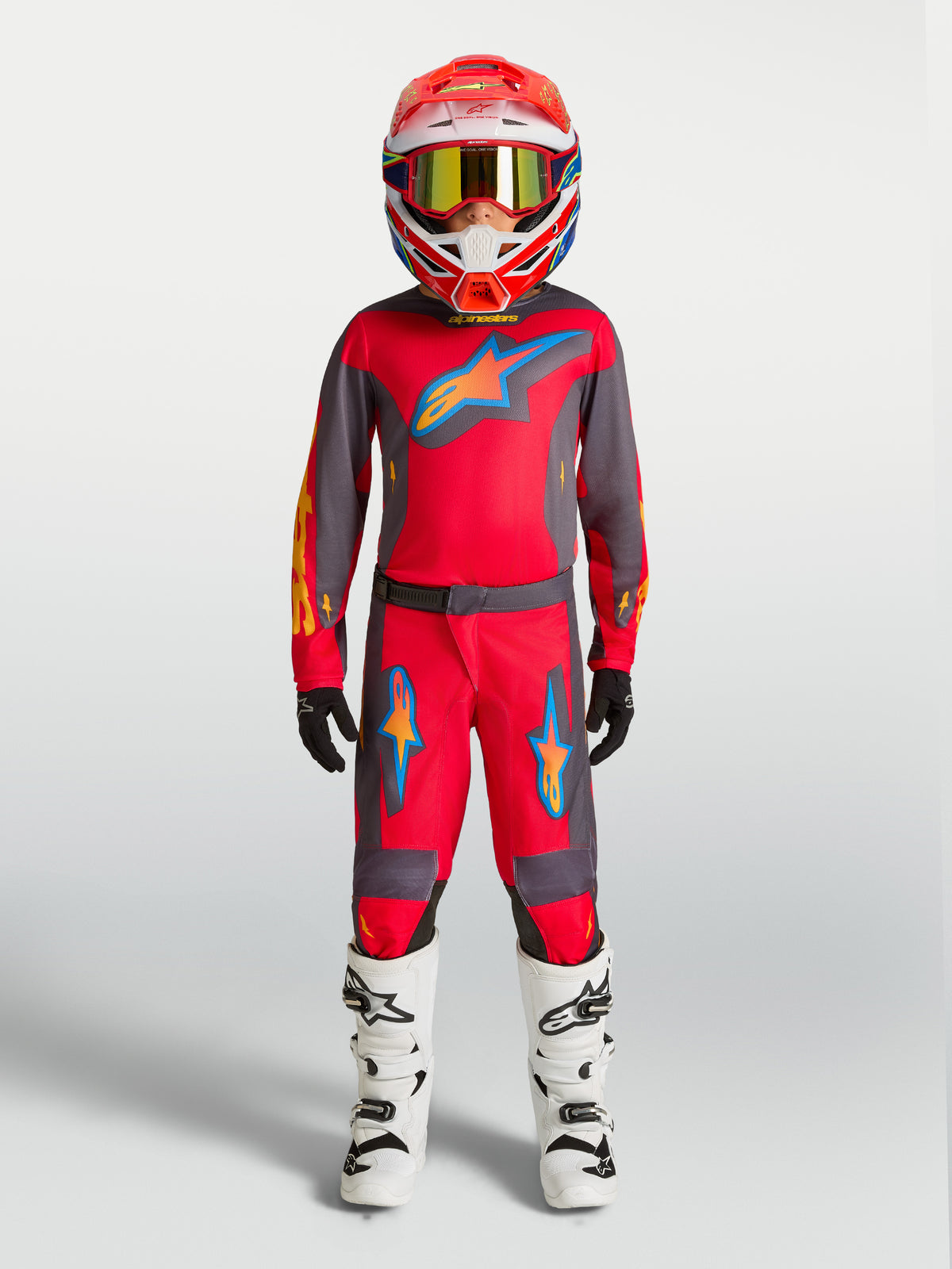 Alpinestars 2027 ungdom Fluid Hunt tröja och gear-set, röd och grå motocrossutrustning för barn på modell.