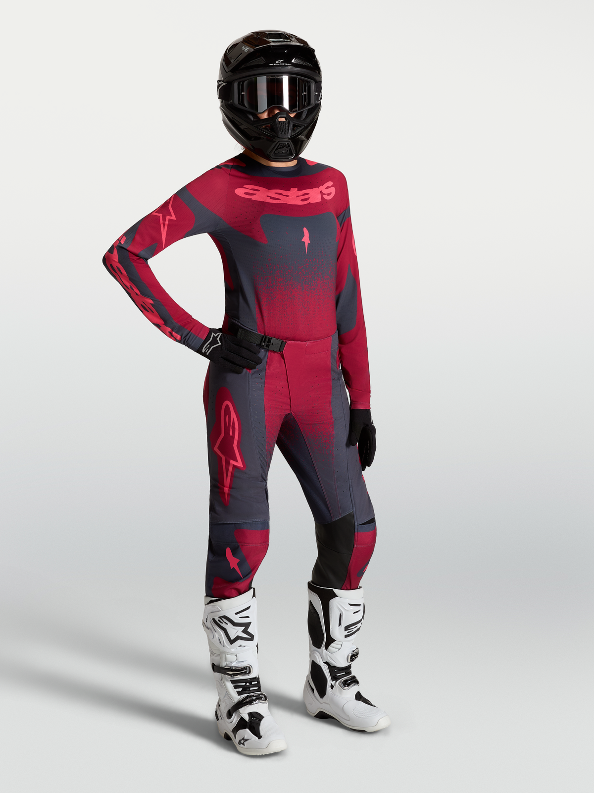 Alpinestars Stella Techstar Swan motocross-ställ för dam, mörkröd och grå tröja och byxor med vita racingstövlar