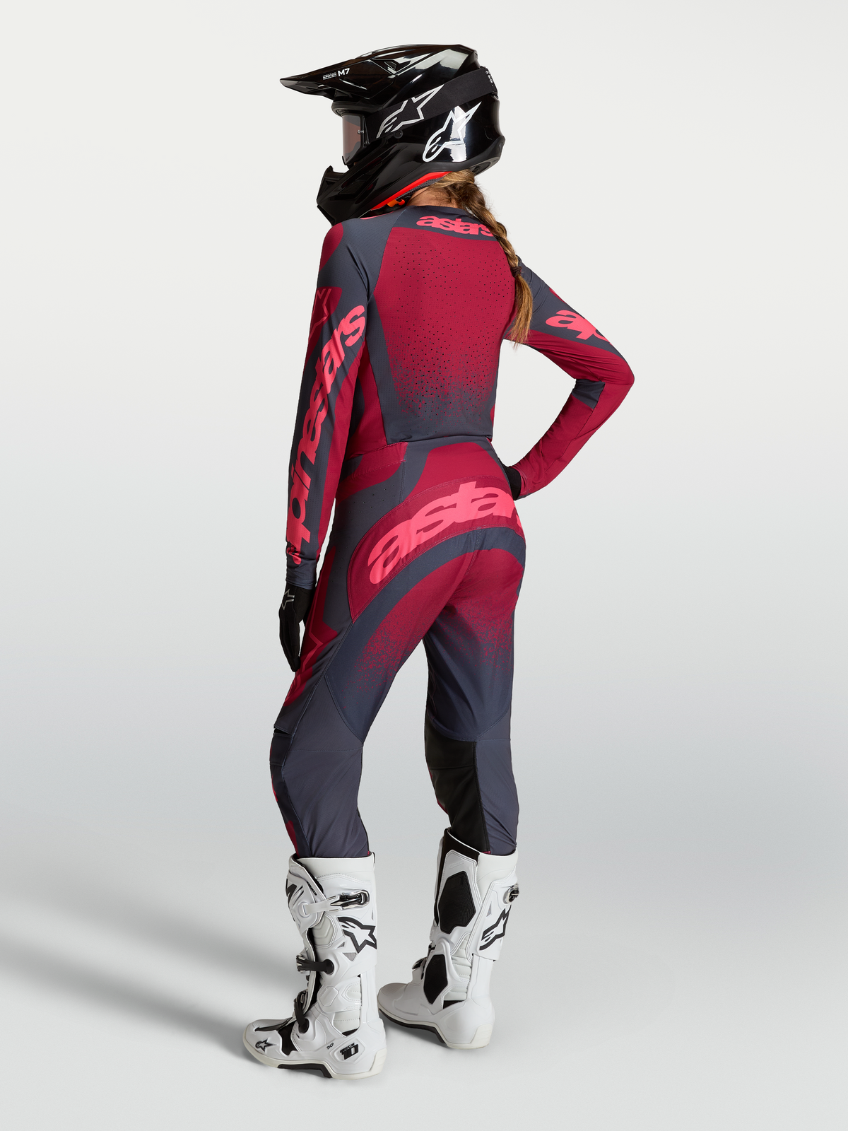 Alpinestars Stella Techstar Swan byxor, mörkröda och mörkgrå motocrossbyxor för damer, hållbar stretchkonstruktion för terrängkörning, bärs av modell bakifrån.