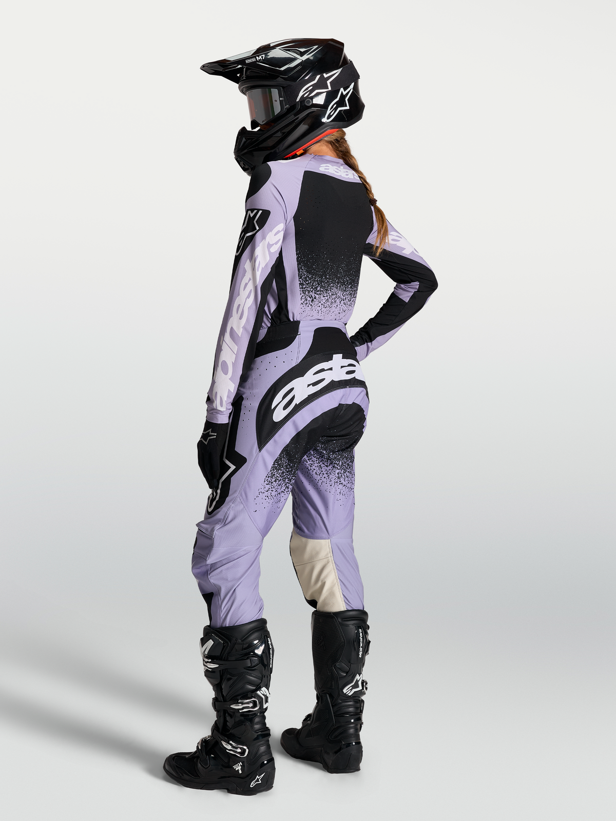 Alpinestars Stella Techstar Swan tröja och utrustningsset, ljuslila och svart motocrossutrustning för dam, sedd bakifrån.