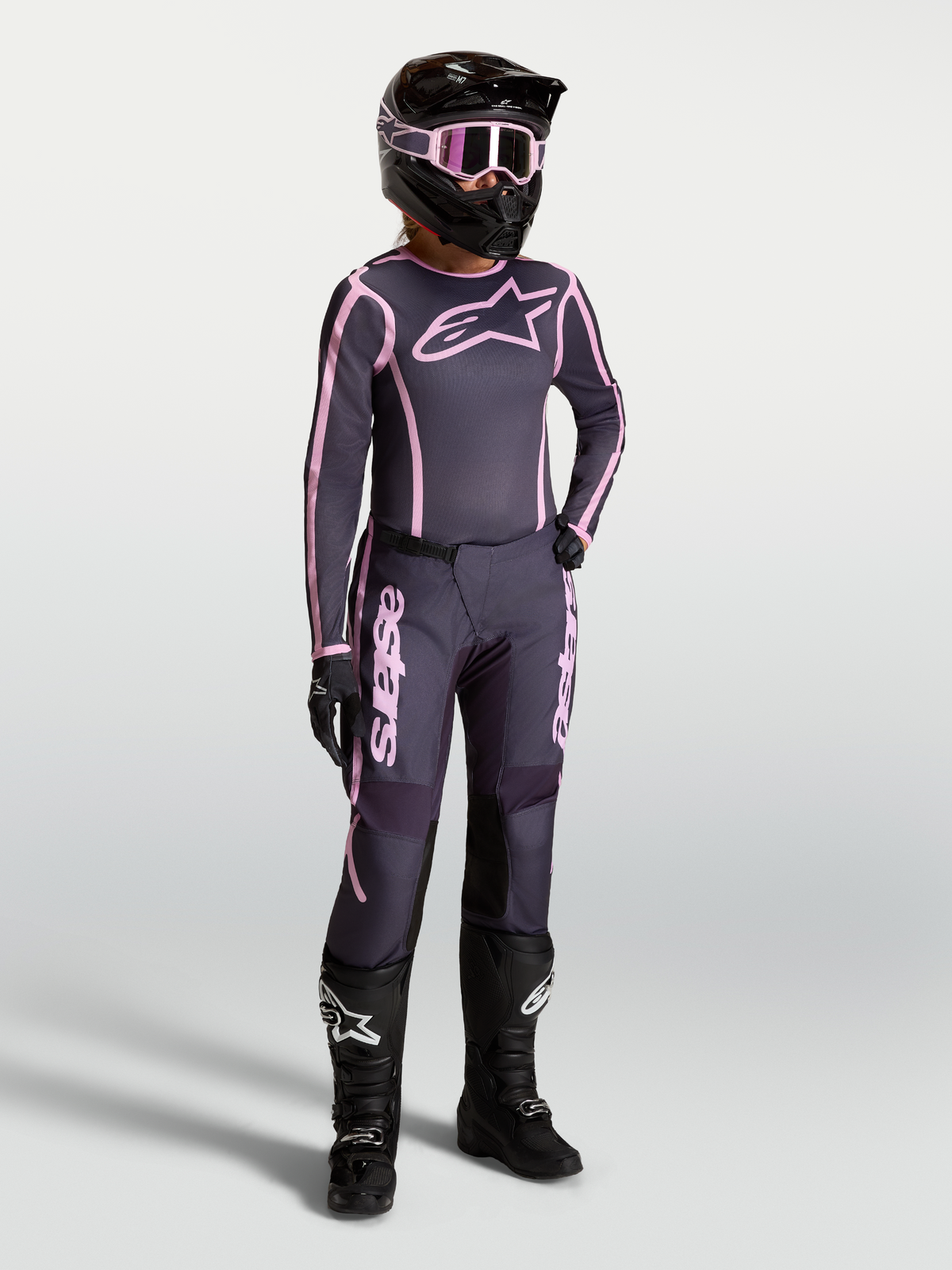 Alpinestars Stella Fluid Apex V2 tröja och gear set, motocross-set för dam, grå och rosa, svarta racingstövlar och hjälm, off-road-skyddsutrustning