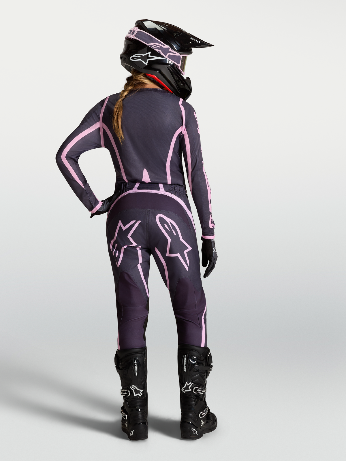 Alpinestars Stella Fluid Apex V2 tröja och set, grå och rosa motocrossutrustning för dam, terrängkörning sedd bakifrån.