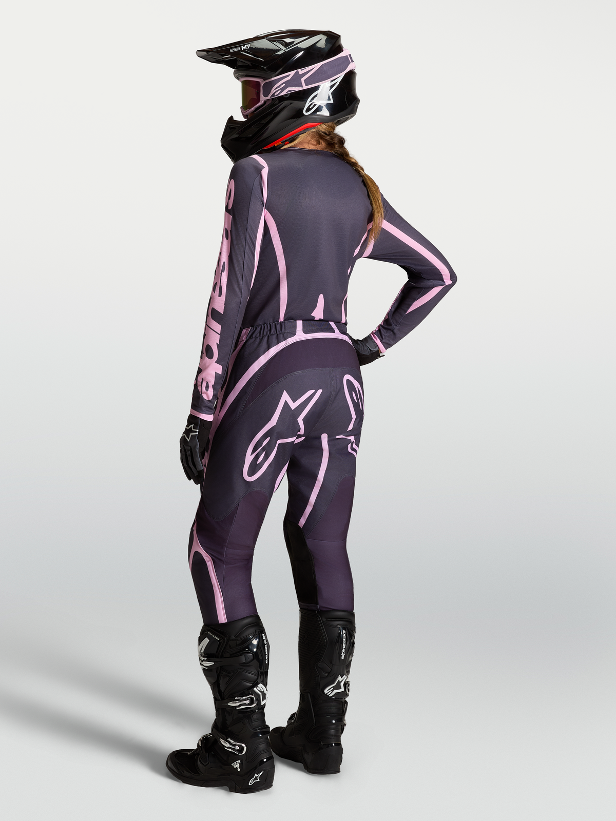 Alpinestars Stella Fluid Apex V2 tröja och Gear Set, grå och rosa motocrossutrustning för dam med svarta MC-stövlar