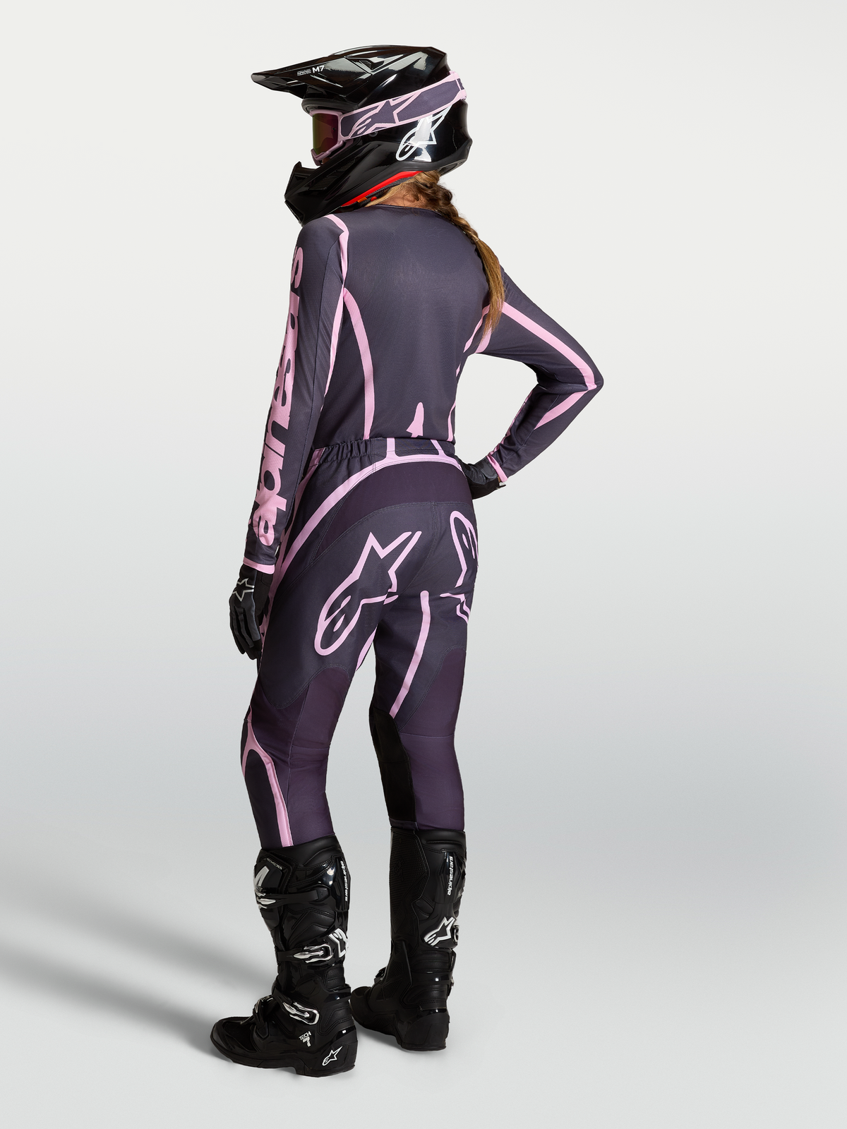 Alpinestars Stella Fluid Apex V2 byxor, dam-motocrossbyxor, grå och rosa, vy bakifrån med matchande tröja och stövlar.