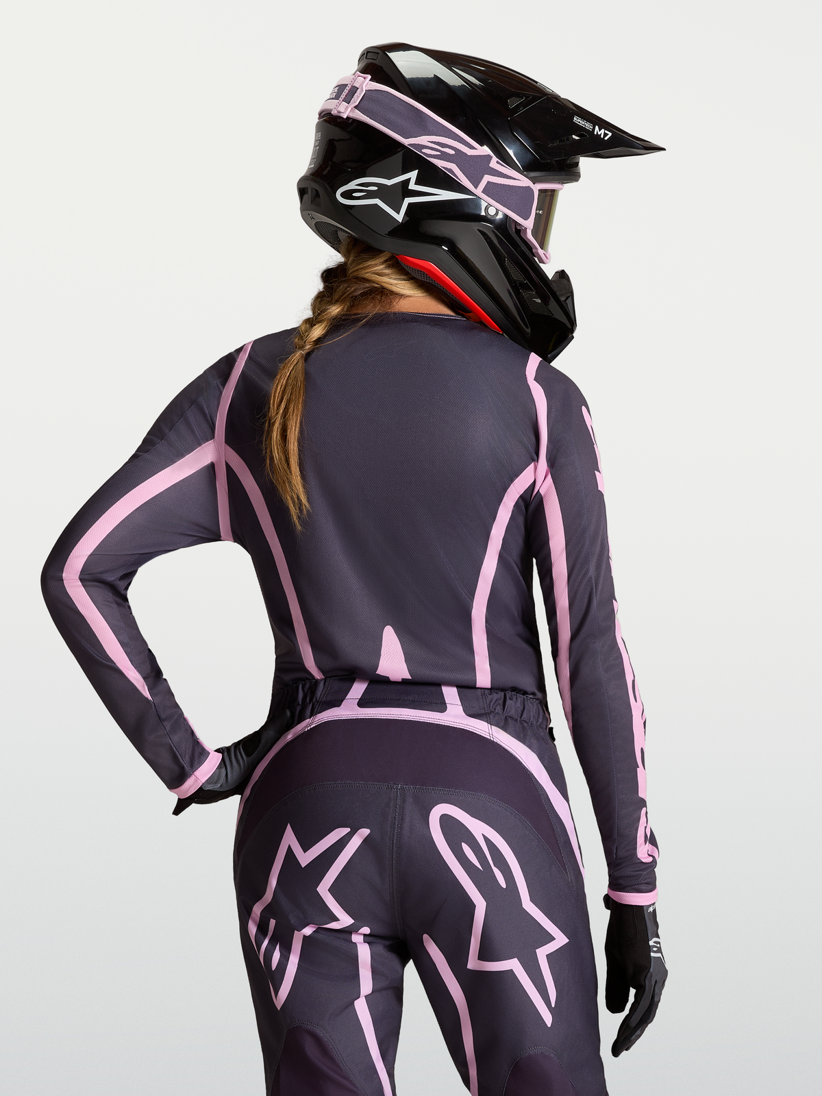 Alpinestars Stella Fluid Apex V2 tröja, dam-MX-tröja i grå och rosa på modell med matchande hjälm