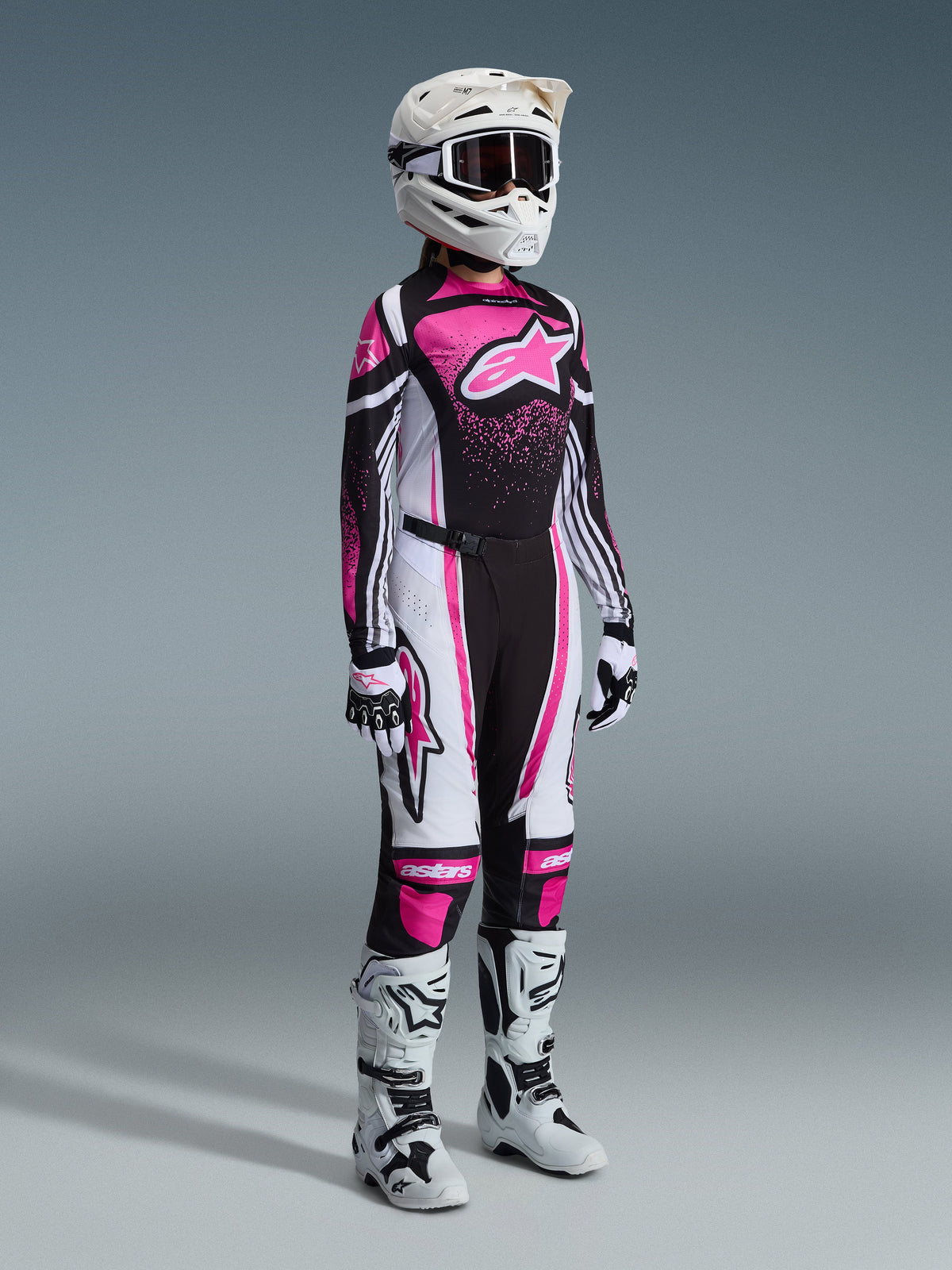 Alpinestars 2026 Stella Techstar Nomur-utrustningsset, komplett motocrossutrustning för dam, färgstark rosa, svart och vit tröja med matchande byxor, vit hjälm och goggles, vita och svarta stövlar, professionellt koordinerad motocrossoutfit