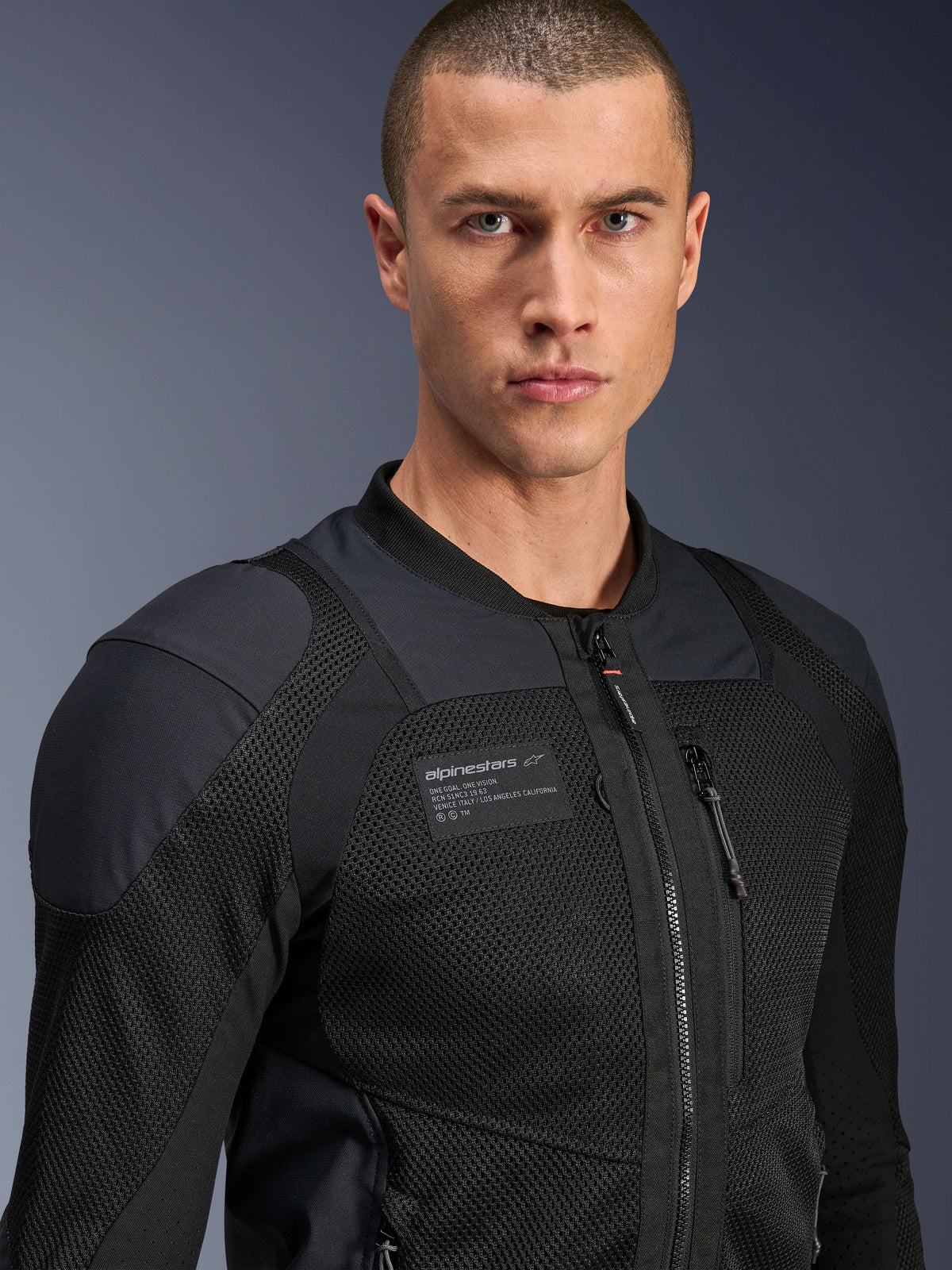 Alpinestars Troop-Air Pro Jacket, svart, teknisk bepansrad meshjacka för motorcykelkörning, närbild som visar 2D-meshstruktur och märkespatch på bröstet.