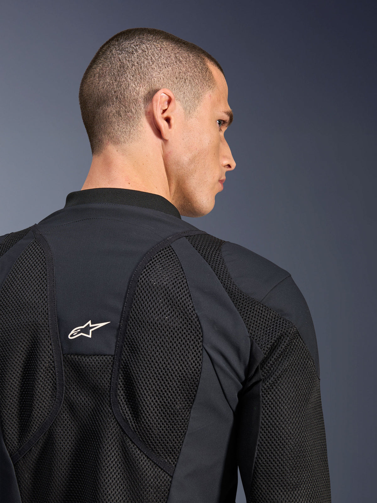 Alpinestars Troop-Air Pro-jacka, svart, närbild på ryggen med ventilerande tech-meshpaneler och en vit stjärnlogotyp, premium skyddsjacka i ventilerat utförande för motorcykelkörning