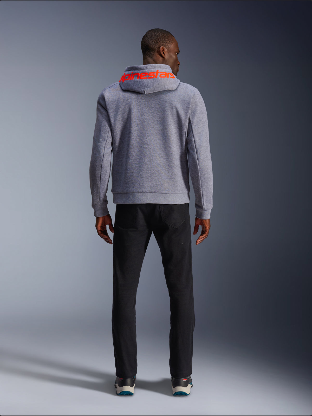 Alpinestars Chrome V2 Sport jacka med huva, urban motorcykeljacka för herr, gråmelerad och röd fluo, CE-certifierad teknisk fleece, vy bakifrån på modell med röd logotyp på huvan