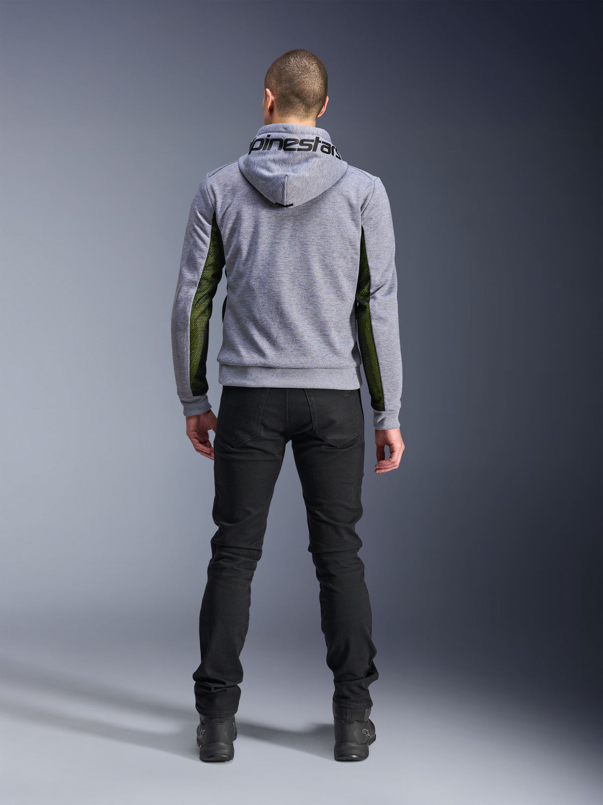 Alpinestars Chrome Air Sport Hoodie, Gray Heather Black, vy bakifrån av motorcykelhoodie med gröna meshpaneler för högt luftflöde på sidorna och ärmarna, teknisk fleecekonstruktion med Alpinestars-logotyp på huvan, bärs med svarta byxor