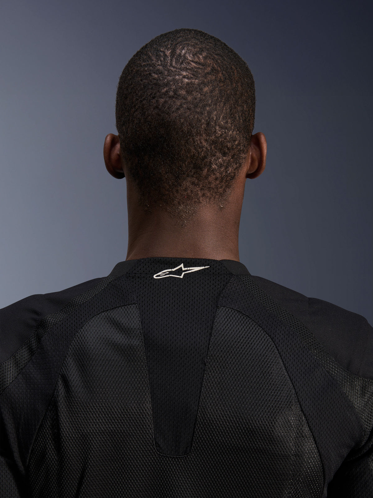 Alpinestars Troop-Air jacka, svart motorcykeljacka i mesh med vit logotyp på nacken, teknisk design för herrar.