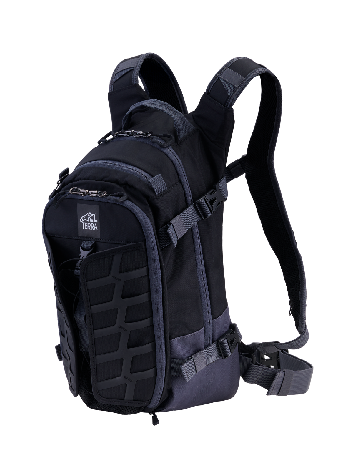 Alpinestars AT-15 ryggsäck, teknisk motorcykelryggsäck, svart och mörkgrå, med en robust främre MOLLE-panel, justerbara kompressionsremmar, vadderade axelremmar med magnetiskt bröstlås och All Terra-logotyp, designad för äventyrskörning off-road