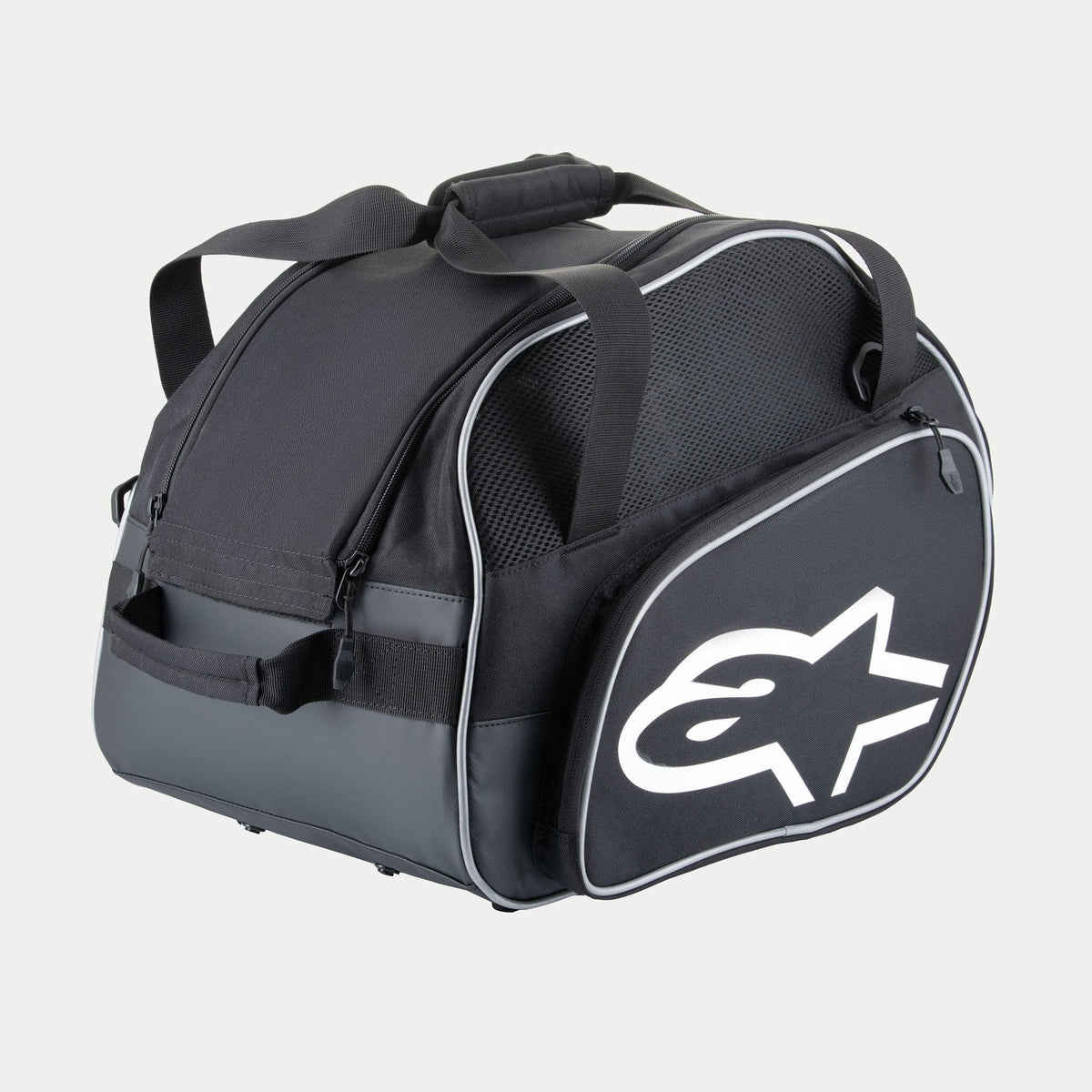 Alpinestars Flow V3 hjälmväska, skyddande förvaring för helhjälmar, svart och vit, med en stor vit logotyp på sidan, ventilationspaneler i mesh och förstärkta bärhandtag, hållbar polyesterdesign för racingutrustning
