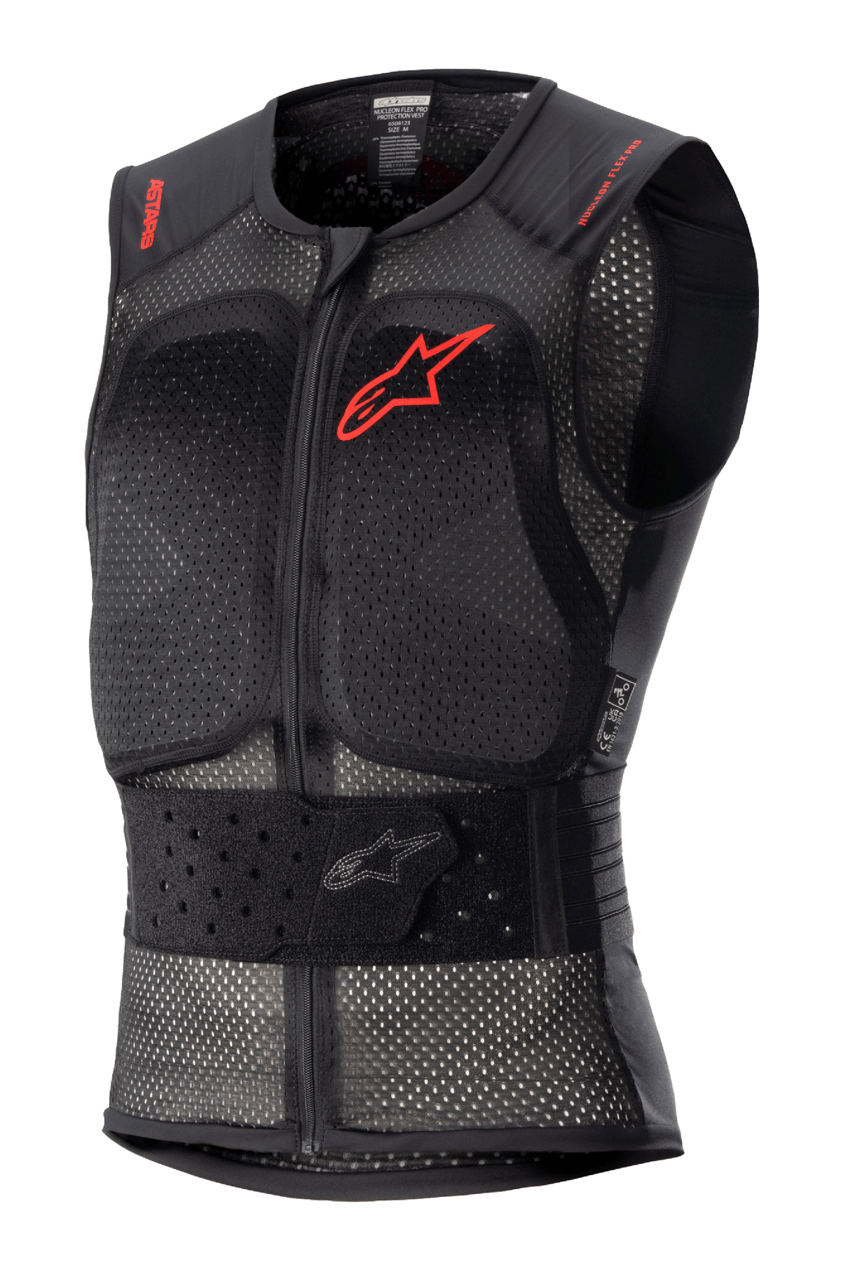 Alpinestars Nucleon Flex Pro skyddsväst, svart ärmlös motorcykelskyddsväst, perforerad mesh-konstruktion för ventilation, röd Alpinestars-logotyp på bröstet och röd text på axlarna, justerbart elastiskt midjeband, dragkedja framtill, CE-nivå 2-certifierat rygg- och bröstskydd