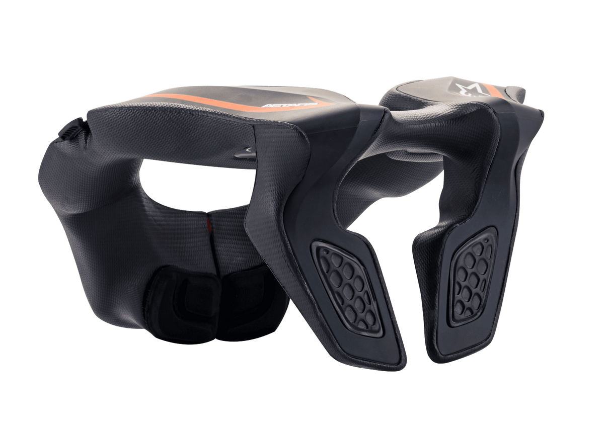 Alpinestars Youth Neck Support, motocross-nackskydd för ungdomar, svart med orangea detaljer och vit logotyp, injicerad polymerram med EVA-skumvaddering, designad för unga förares säkerhet vid terrängkörning