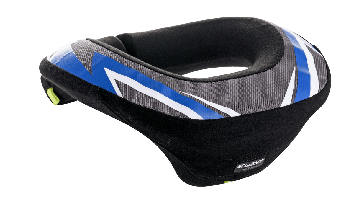 Alpinestars Sequence Nackskydd Ungdom, nackskydd för barn, svart antracit och blå, ergonomisk design med förlängd bakdel för stabilitet, grå texturerade paneler med blå och vita grafiska detaljer, mjukt svart innerfoder, designat för säkerhet vid motocross och karting för ungdomar