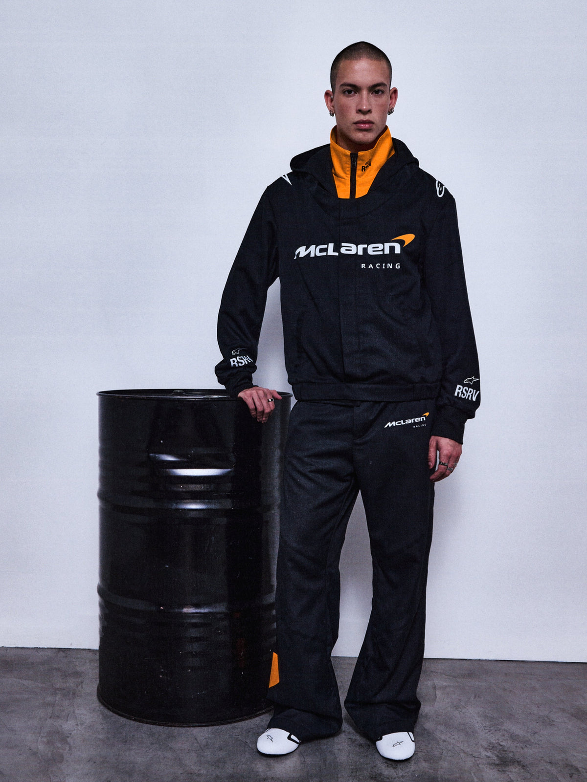 Alpinestars RSRV Arena Suit Jacket, svart motorcykeljacka med McLaren Racing-logotyp, orange foder, premium racingkollektion, unisex design