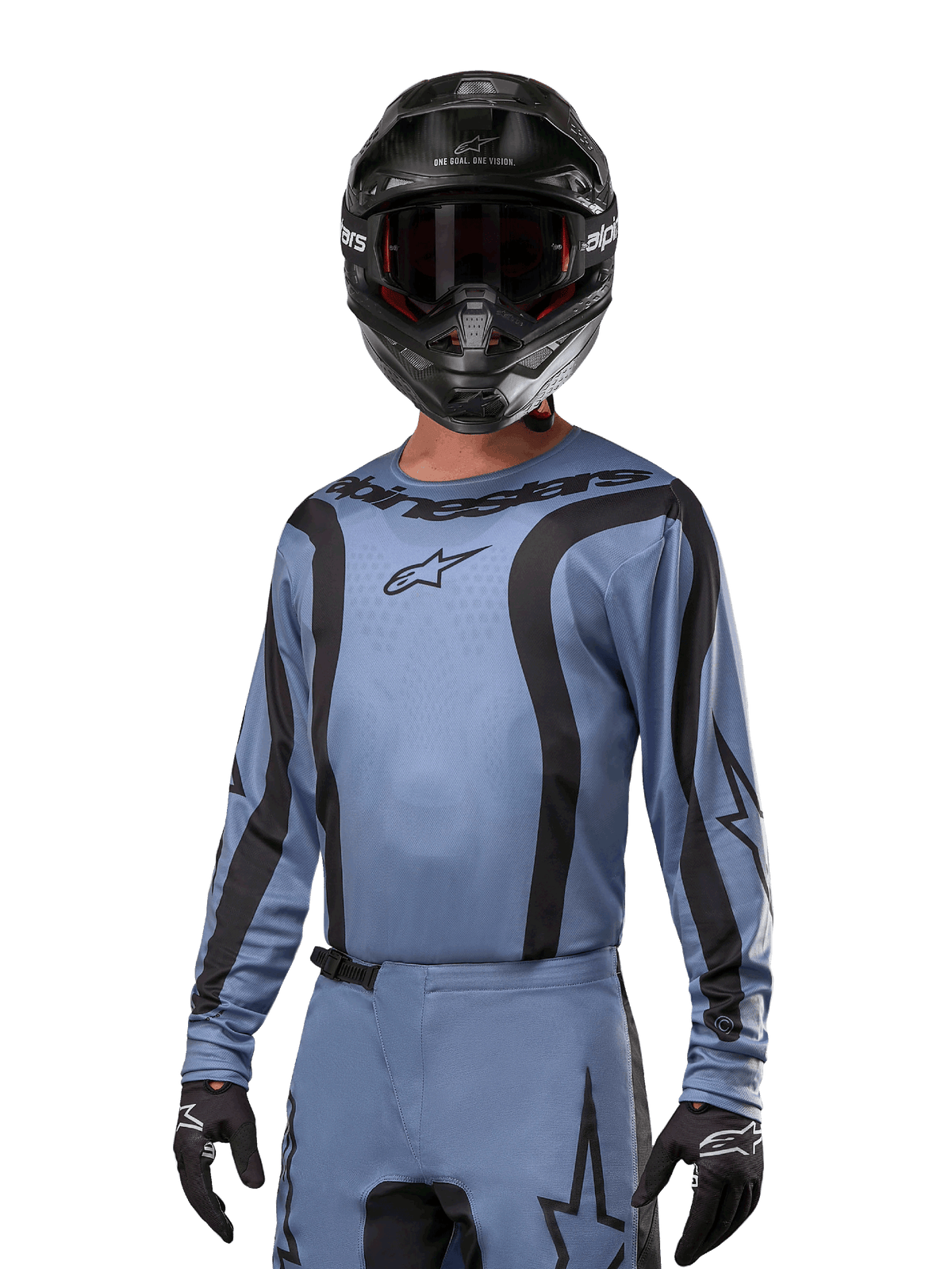 Motocrossförare i Alpinestars 2024 Fluid Lurv-tröja, ljusblå och svart, kombinerad med svart hjälm och goggles, med framträdande svarta grafiska detaljer och Alpinestars stjärnlogotyp, atletisk prestandautrustning för terrängkörning