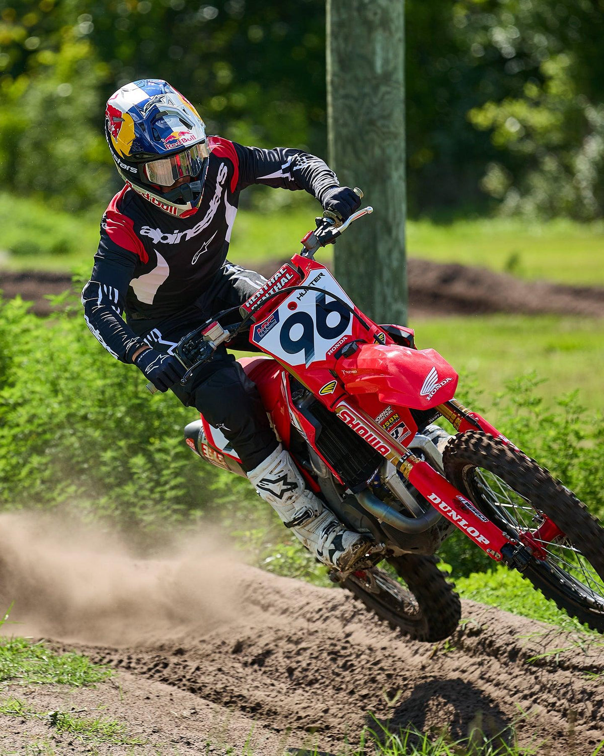 Alpinestars 2025 Fluid Haul utrustningsset, svart och vit motocrosströja och byxor på röd Honda, motocrossförare 96.