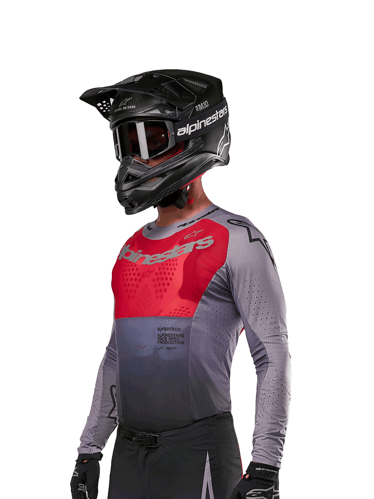 Alpinestars 2024 Supertech Dade tröja, motocrosströja, Iron Red Berry och grå, långärmad med laserskurna perforeringar, bärs av förare med svart hjälm och handskar, atletisk racingpassform på proffsnivå