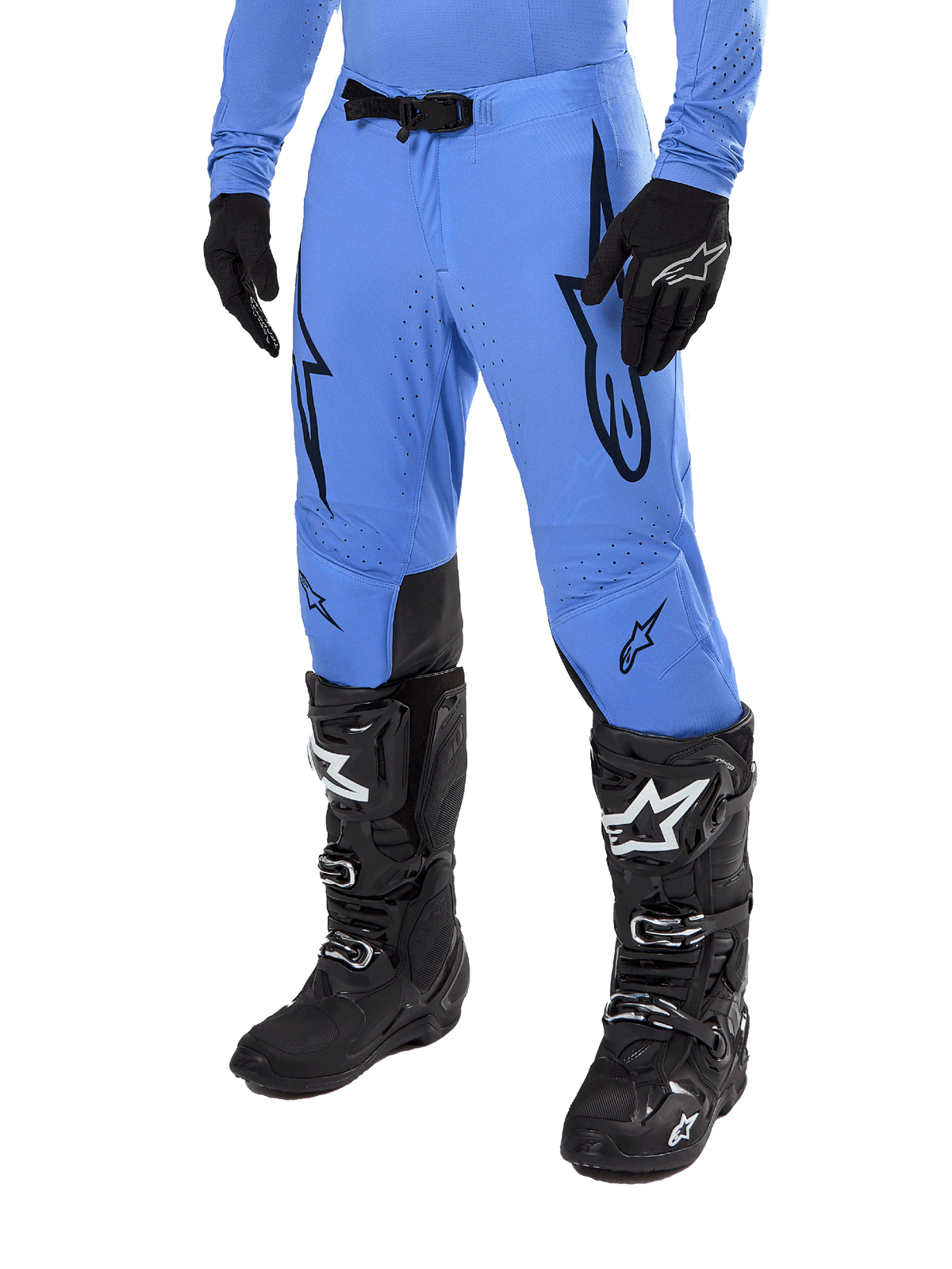 Alpinestars 2024 Supertech Dade-byxor, motocrossbyxor, ljusblå med svarta grafiska logotyper, med ventilerade perforeringar och ett magnetiskt midjespänne, kombinerade med svarta tekniska racingstövlar och handskar, professionell terrängracingutrustning