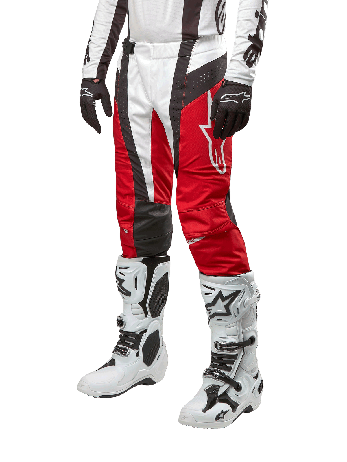 Alpinestars 2024 Techstar Ocuri byxor, motocrossbyxor, Mars Red, vit och svart, bärs med matchande vit och svart tröja, svarta handskar och vita racingstövlar med spännen, teknisk skyddsutrustning visas på vit bakgrund
