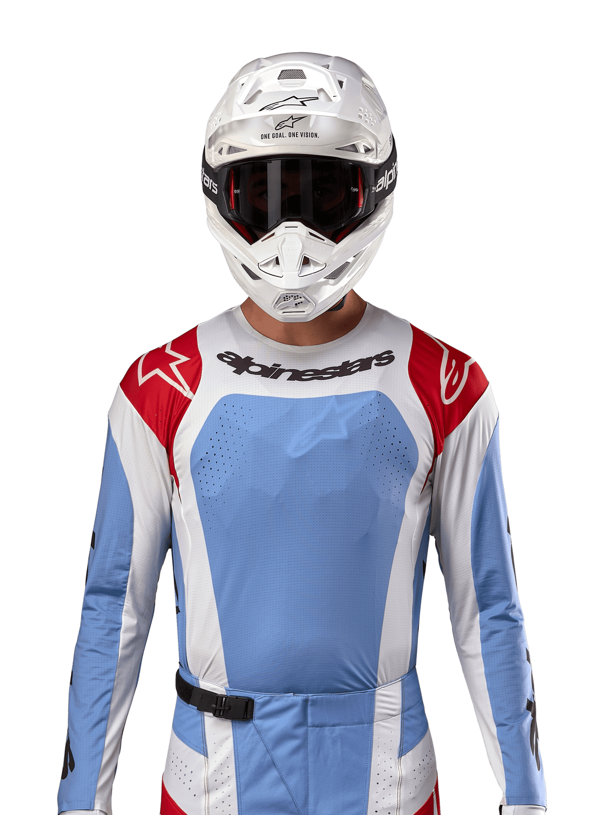 Alpinestars 2024 Techstar Ocuri tröja, motocross-racingtröja, ljusblå, marsröd och vit, frontvy med laserskuren ventilation och atletisk passform, bärs med en vit hjälm och goggles för en professionell off-road racinglook