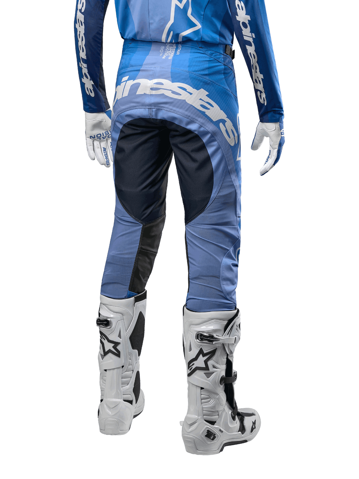 Alpinestars 2024 Techstar Pneuma byxor, motocrossbyxor, mörk marinblå och ljusblå, vy bakifrån med framträdande vit logotyp på sätet och förstärkta svarta paneler, matchade med vita Tech 10 motocross-stövlar.
