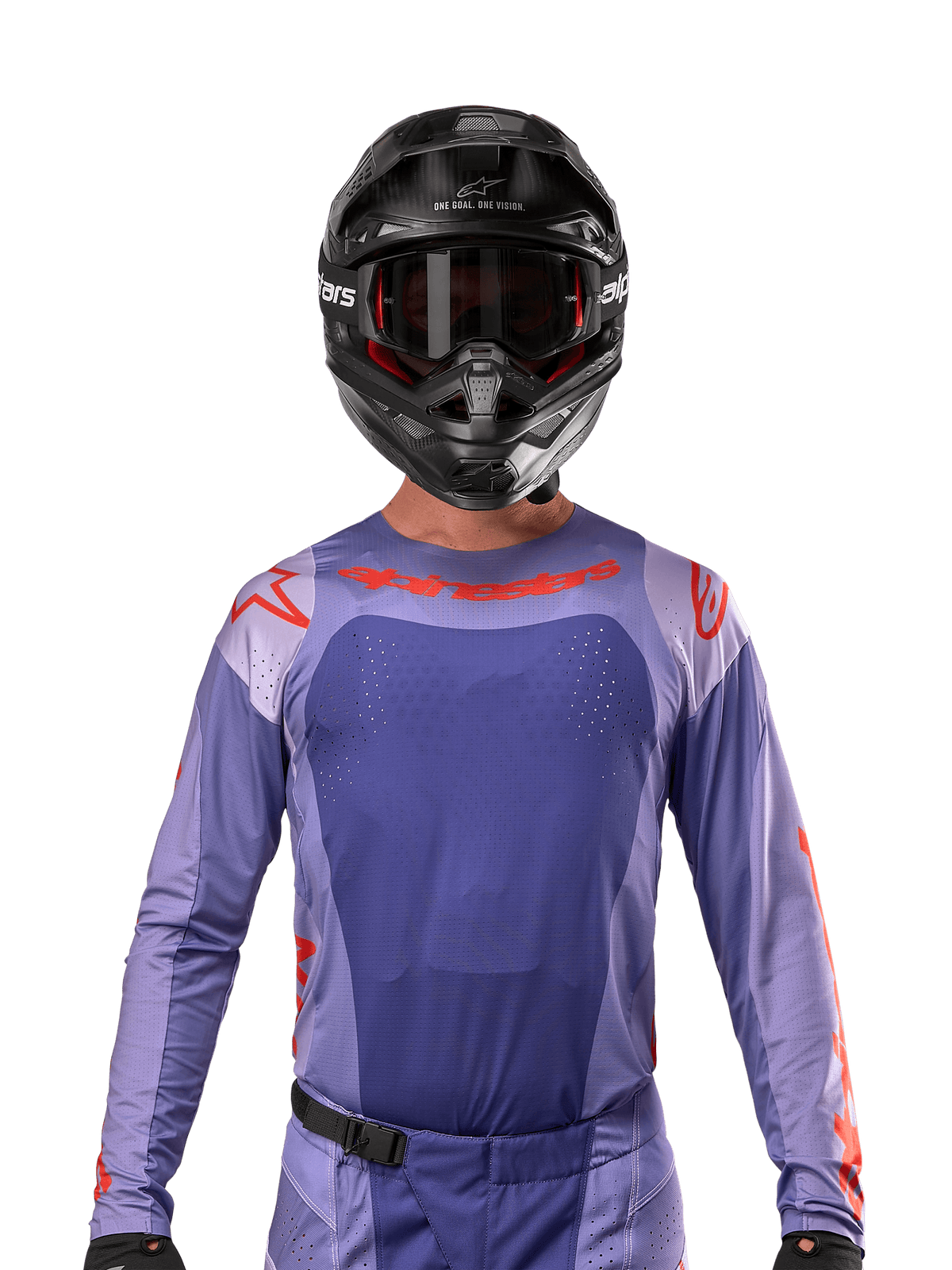 Alpinestars 2024 Techstar Ocuri-tröja, lila och starkt orange, bärs av en motocrossförare med svart hjälm och goggles, laserskurna perforeringar på bröstet, atletisk tävlingspassform och framträdande röd logotyp på axlar och bröst.
