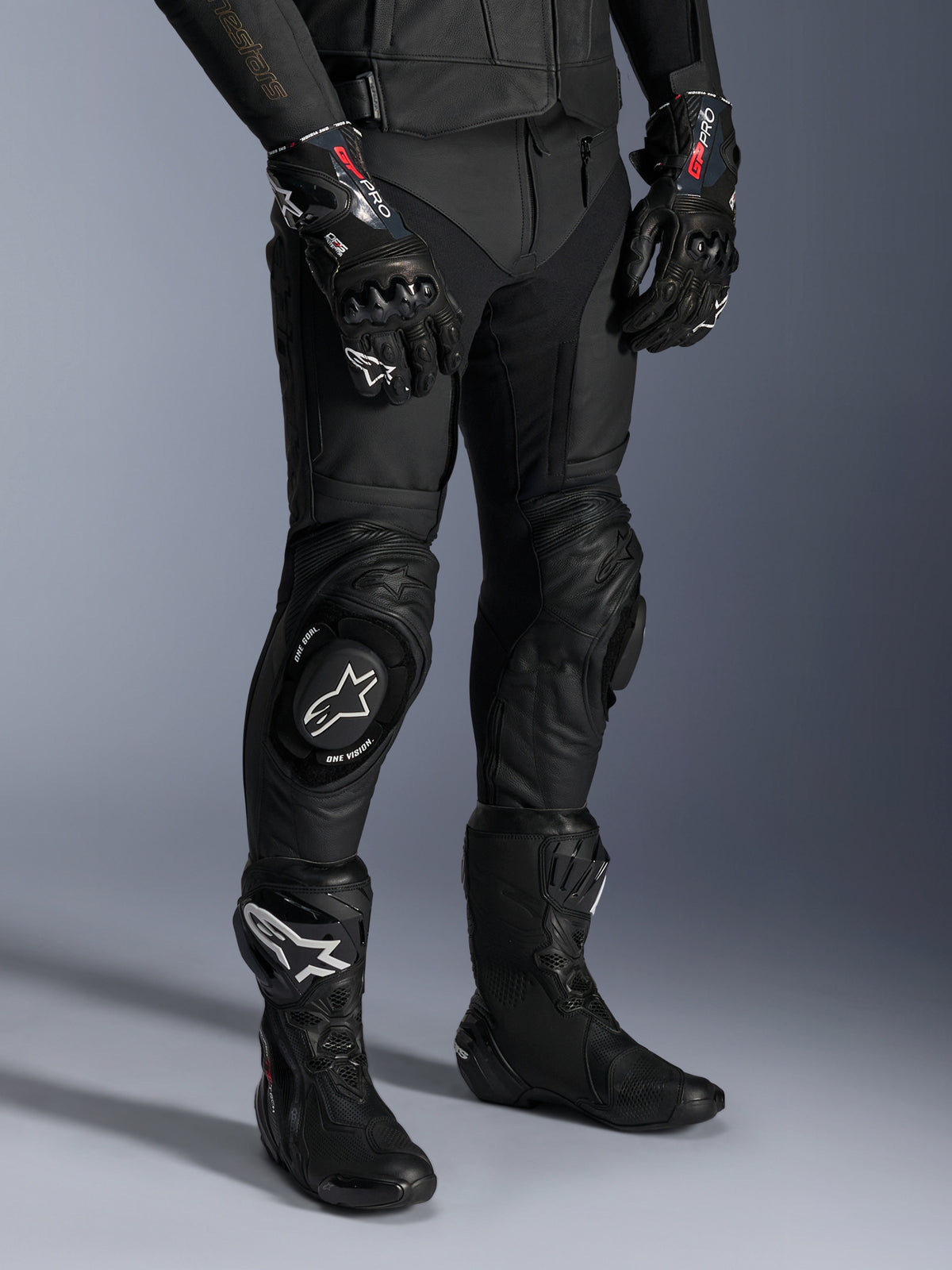 Alpinestars Missile V3 läderbyxor, svarta racingbyxor för motorcykel, bärs med matchande GP Pro-handskar och tekniska racingstövlar, premiumläderkonstruktion med knäpuckar med vit logotyp, professionell racingestetik för användning på bana och väg