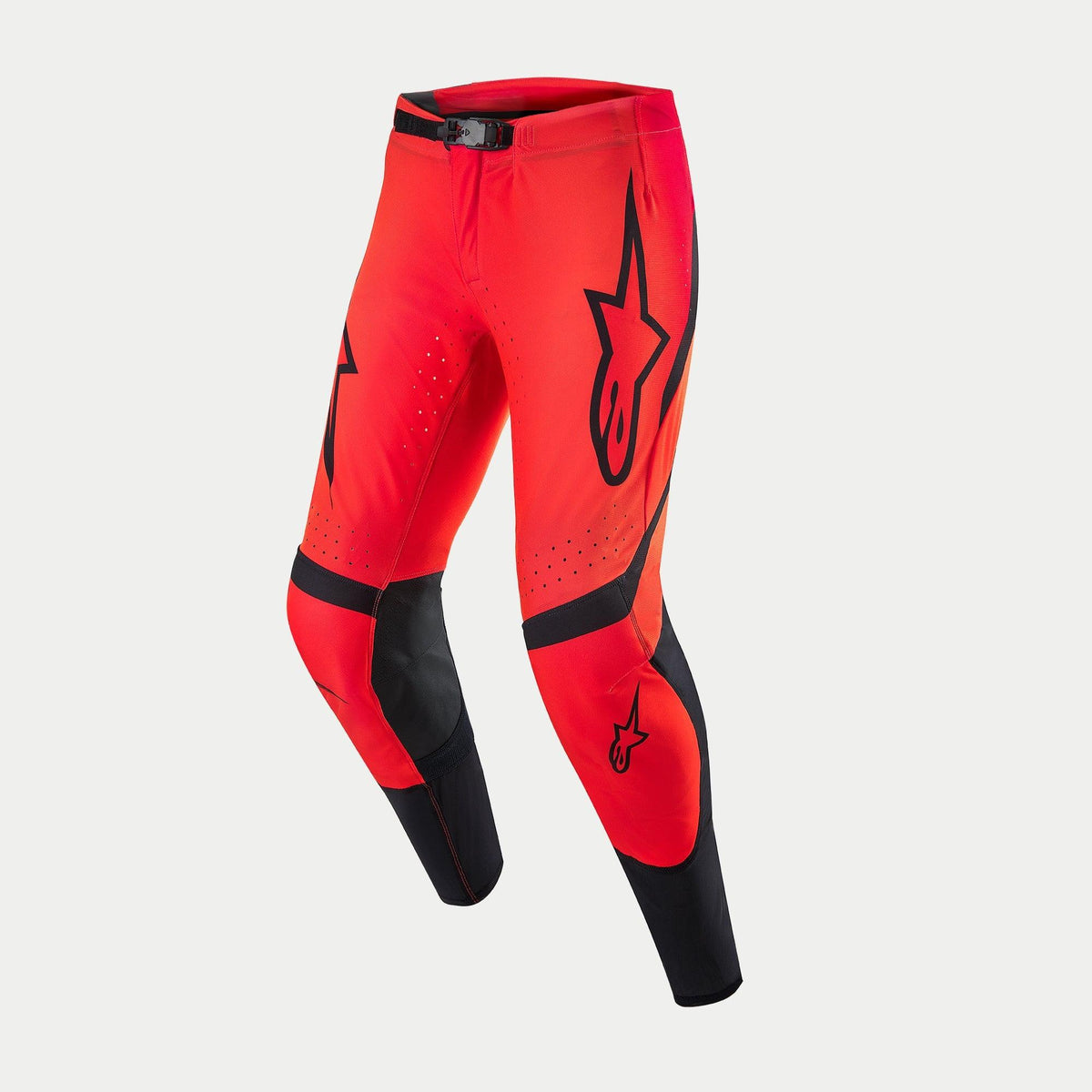 Alpinestars Supertech Ember LE byxor, motocrossbyxor, Red Fluo och Bright Red med svarta detaljer, tydliga Alpinestars-logotyper på låren, perforerade zoner för ventilation och svarta paneler på insidan av benen och smalbenen, högpresterande utrustning för terrängkörning.