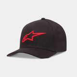Alpinestars Ageless Curve Hat, svart baseballkeps med en röd upphöjd 3D-broderad logotyp framtill, böjd skärm i twilltyg, avslappnad motorsport-inspirerad huvudbonad