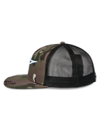 Alpinestars Corp Trucker-keps, profilvy, grön kamouflagefärgad twill framtill och platt skärm, svart mesh baktill, vit broderad Astars-logotyp, casual motorsport-streetwear