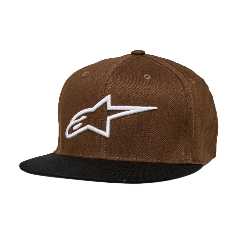 Alpinestars Ageless Flatbill Hat, brun och svart keps med platt skärm och strukturerad krona, vit broderad Alpinestars-logotyp på framsidan, casual motorsport-huvudbonad