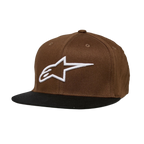 Alpinestars Ageless Flatbill Hat, brun och svart keps med platt skärm och strukturerad krona, vit broderad Alpinestars-logotyp på framsidan, casual motorsport-huvudbonad