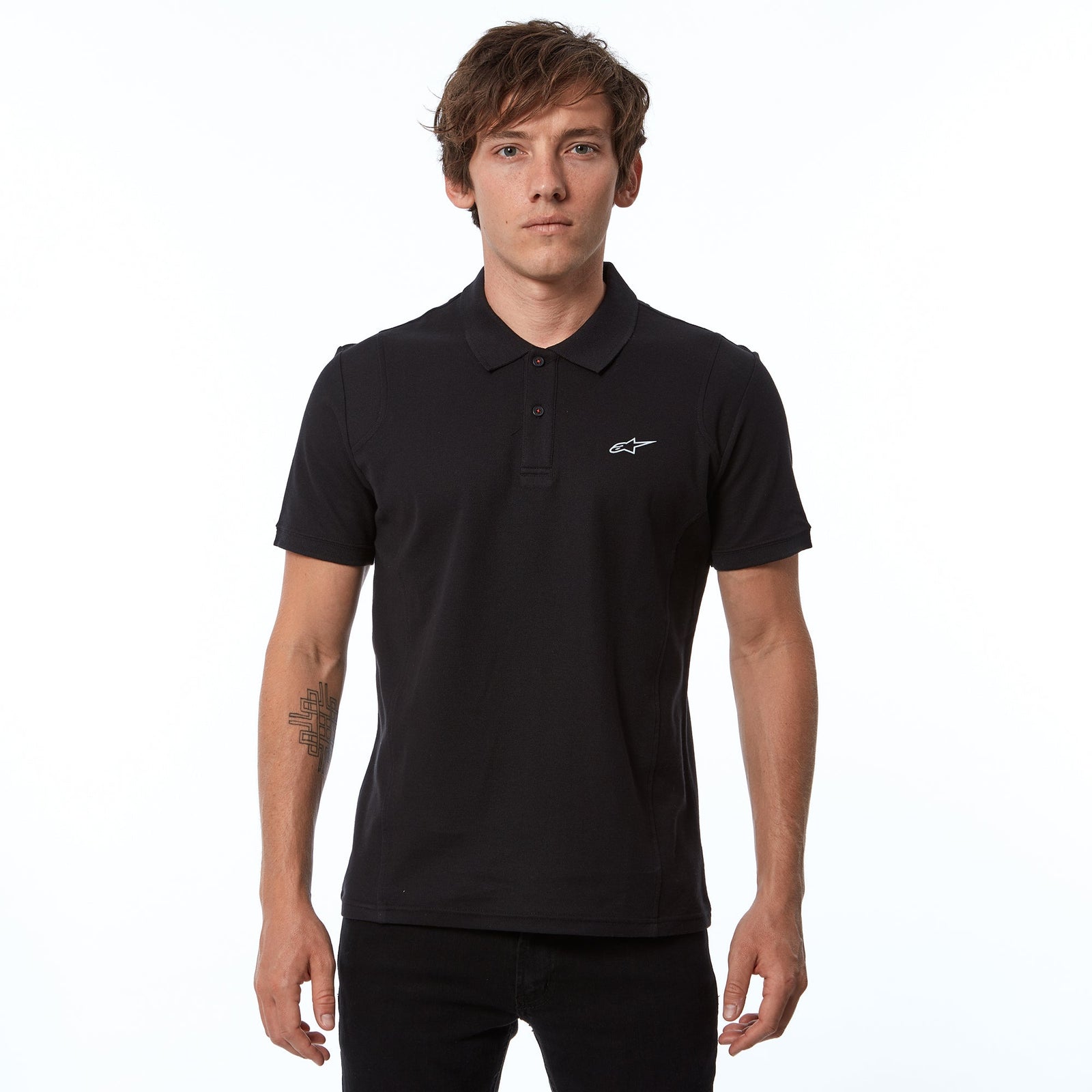 Alpinestars Capital Polo T-shirt, svart, kortärmad pikétröja med vit logotyp på bröstet, 2-knapps knappslå, ribbad krage och muddar, avslappnad motorsport-livsstilsklädsel