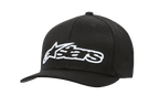 Alpinestars Blaze Flexfit Keps, svart baseballkeps med vit 3D-broderad logotyp, böjd skärm, strukturerad sexpanels-krona med ventilationshål, avslappnad motorsport-huvudbonad
