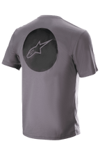 Alpinestars Dot Tech Tee, kortärmad, Sparrow Gray, vy bakifrån med en stor svart cirkulär grafik med Alpinestars stjärnlogotyp, teknisk fukttransporterande MTB-utrustning