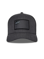 Alpinestars Flag Snapback-keps, Charcoal Heather och svart, vy framifrån med en strukturerad krona och böjd skärm, rektangulärt märke i flaggstil med Alpinestars-logotyp och ränder, avslappnat motorsport-streetwear