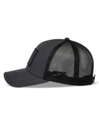 Alpinestars Flag Snapback keps, grafitgråmelerad och svart, sidoprofil, böjd skärm med strukturerad krona, framstycke i twill och bakstycke i svart polyestermesh, liten Astars-logotyp på sidan, avslappnad motorsport-huvudbonad